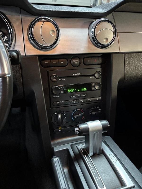 Röd Begagnad 2005 Ford Mustang GT Sportkupé | 235 000 kr (Marknadspris) - Bild 1/4