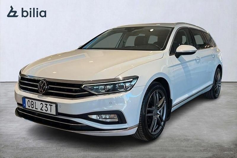 Vit Begagnad 2023 VW Passat Executive Kombi | 259 900 kr (Dyr) - Bild 1/4