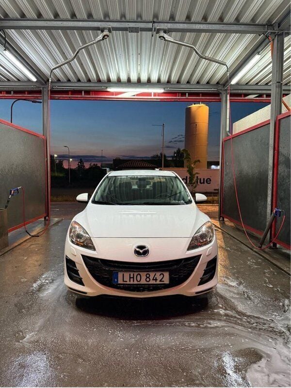 Vit Begagnad 2010 Mazda 3 Comfort Sedan | 48 000 kr (Bra pris) - Bild 1/4