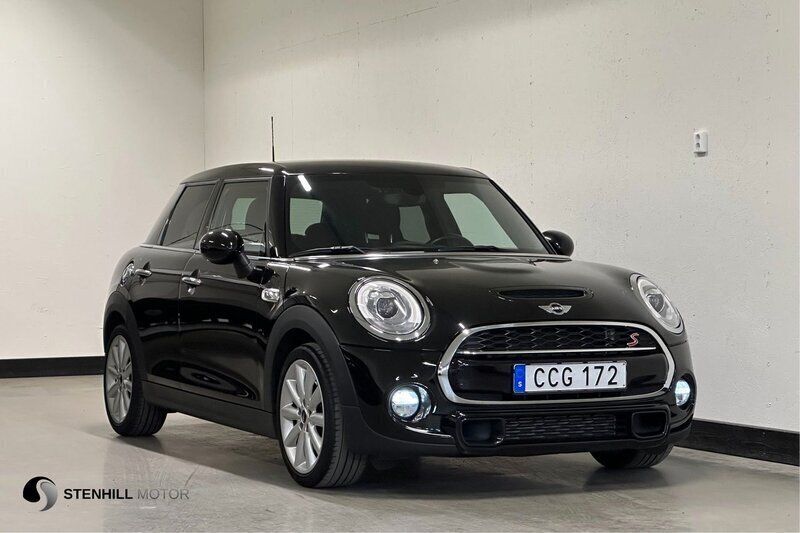 Svart (midnight black metallic) Begagnad 2018 Mini Cooper S Chili Halvkombi | 169 900 kr (Bra pris) - Bild 1/4