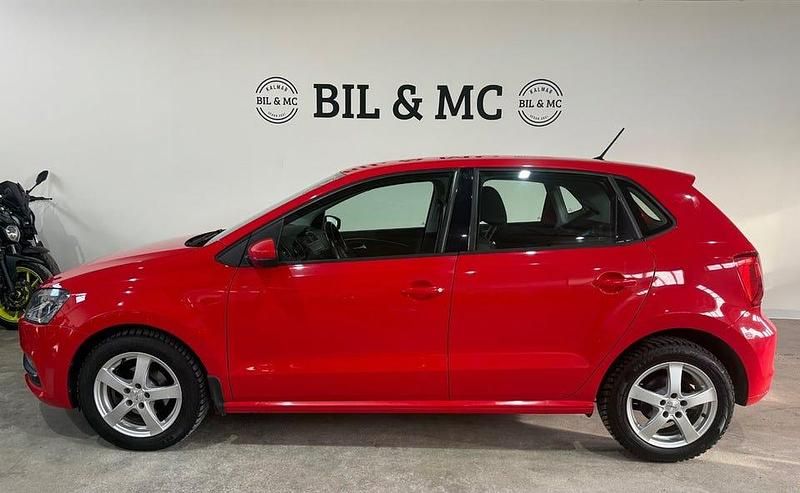 Röd Begagnad 2015 VW Polo Halvkombi | 88 000 kr (Marknadspris) - Bild 1/4