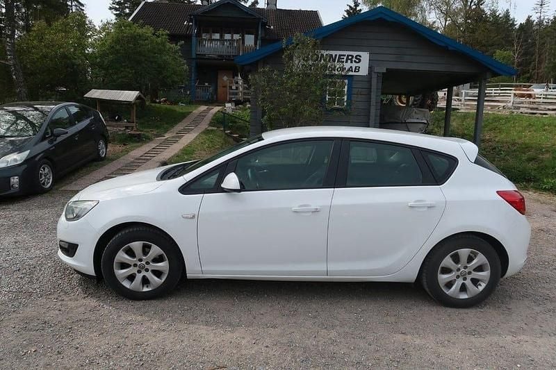 Vit Begagnad 2015 Opel Astra Enjoy Halvkombi | 79 500 kr (Marknadspris) - Bild 1/4