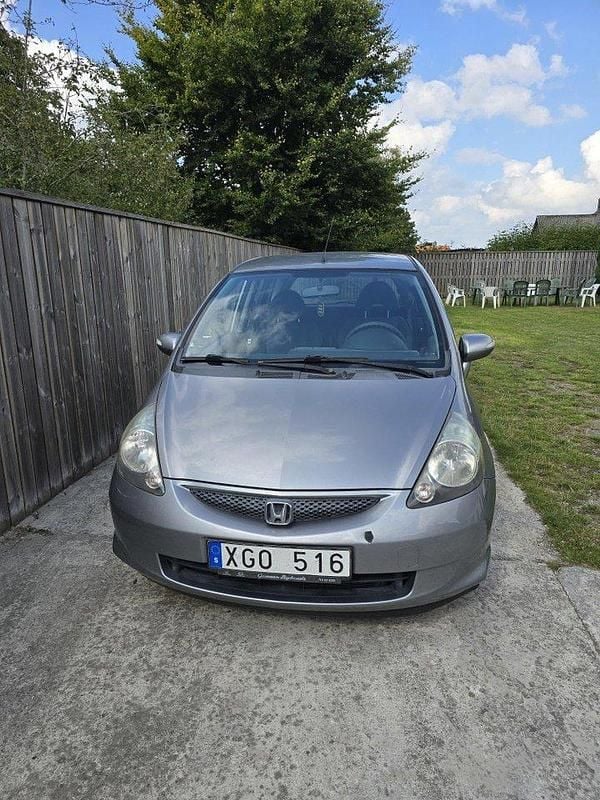 Silver Begagnad 2005 Honda Jazz Halvkombi | 48 000 kr (Marknadspris) - Bild 1/4