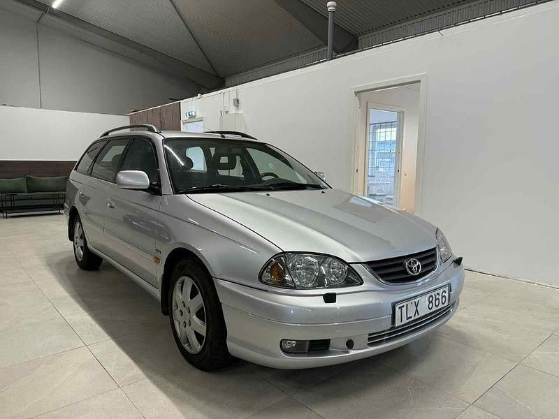 Silver Begagnad 2002 Toyota Avensis Kombi | 49 900 kr (Dyr) - Bild 1/4