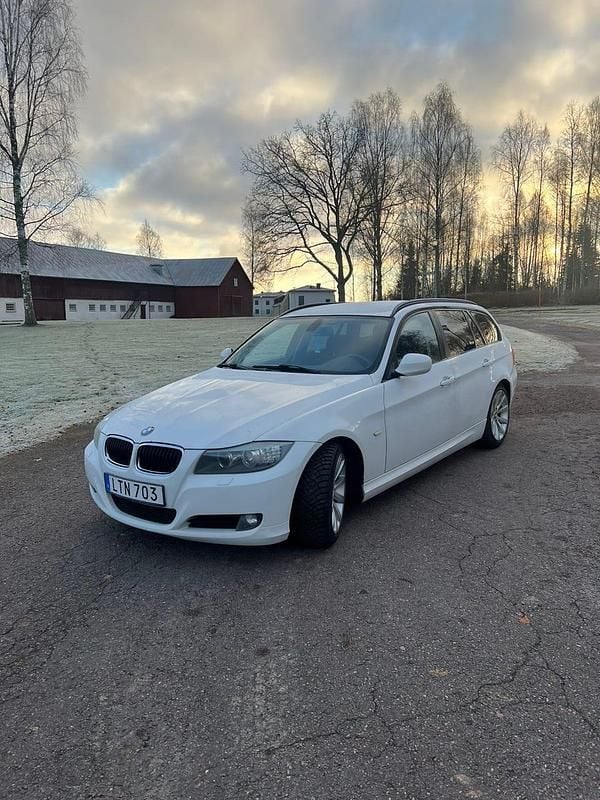 Vit Begagnad 2011 BMW 318 Kombi | 65 000 kr (Marknadspris) - Bild 1/4