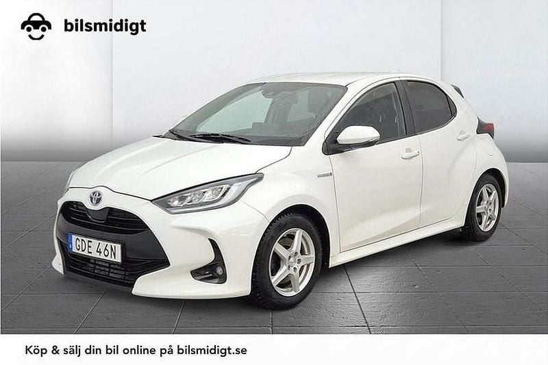 Vit Begagnad 2020 Toyota Yaris Hybrid Active Halvkombi | 168 900 kr (Marknadspris) - Bild 1/3