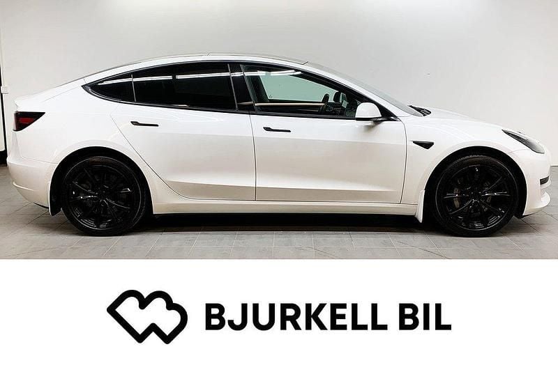 Vit Begagnad 2021 Tesla Model 3 Standard Range Plus Sedan | 229 900 kr (Marknadspris) - Bild 1/4