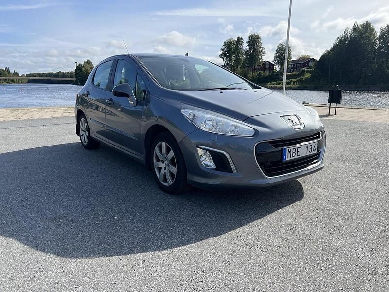 Grå Begagnad 2011 Peugeot 308 Halvkombi | 64 900 kr (Lite dyr) - Bild 1/4