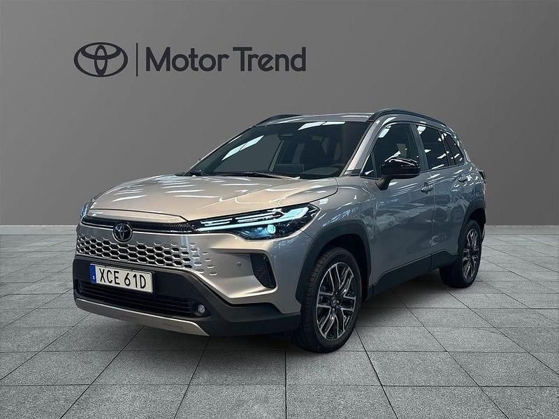 Grå Ny 2025 Toyota Corolla Cross Style SUV | 385 000 kr (Marknadspris) - Bild 1/3