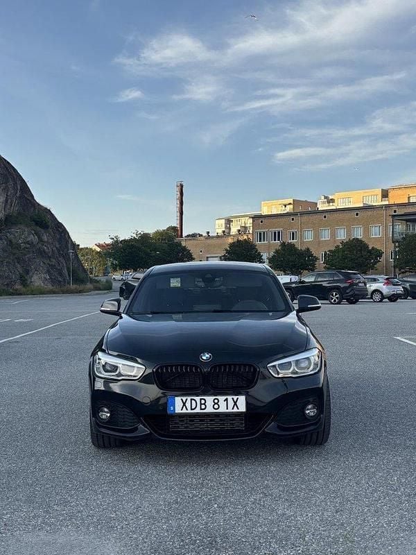 Svart Begagnad 2019 BMW 120 M Sport Halvkombi | 249 900 kr (Marknadspris) - Bild 1/4