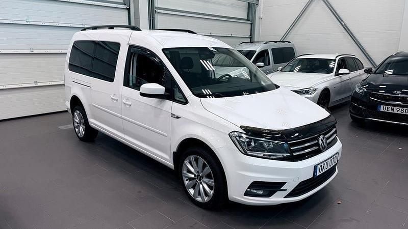 Vit Begagnad 2016 VW Caddy Maxi Life Life Minibuss | 219 900 kr (Marknadspris) - Bild 1/4