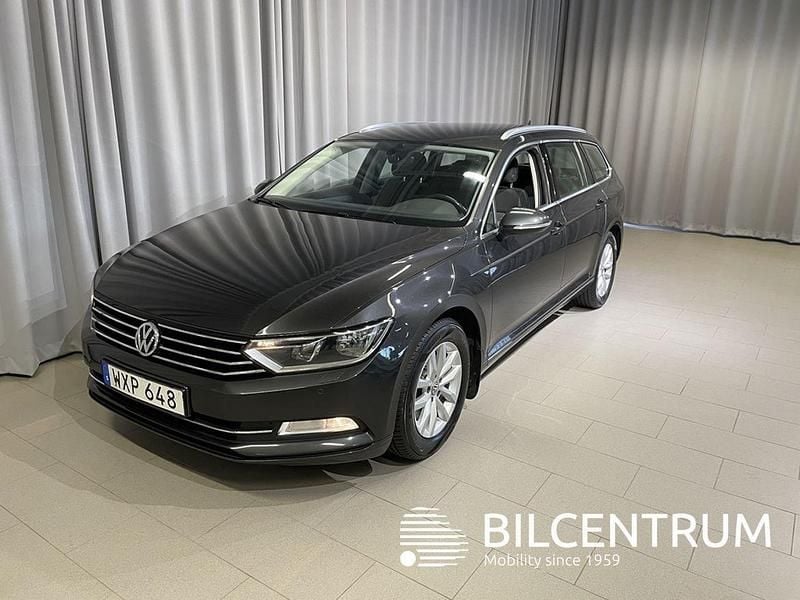Mörkgrå (grå) Begagnad 2019 VW Passat Kombi | 129 900 kr (Marknadspris) - Bild 1/4