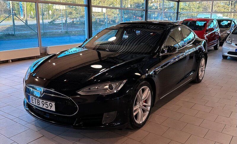 Svart Begagnad 2015 Tesla Model S Sedan | 219 900 kr (Marknadspris) - Bild 1/4