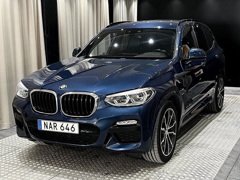 Blå (blå metallic) Begagnad 2018 BMW X3 M Sport SUV | 309 900 kr (Lite dyr) - Bild 1/4