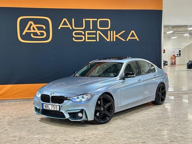 Blå Begagnad 2012 BMW 328 Luxury Line Sedan | 129 900 kr (Marknadspris) - Bild 1/4