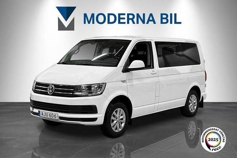 Vit Begagnad 2018 VW Caravelle Comfortline Minibuss | 189 700 kr (Marknadspris) - Bild 1/4