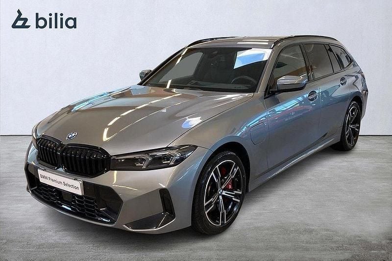 Grå Begagnad 2024 BMW 330e M Sport Kombi | 579 000 kr (Dyr) - Bild 1/4