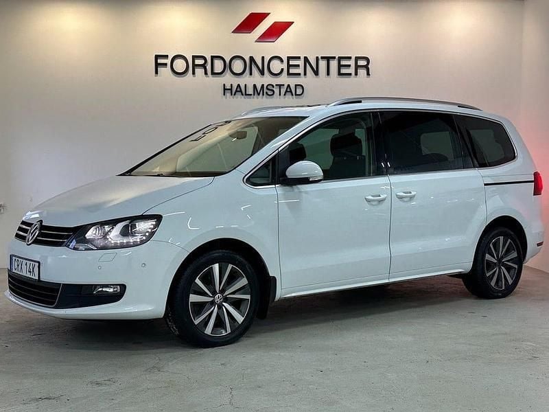 Vit Begagnad 2019 VW Sharan Minibuss | 179 000 kr (Marknadspris) - Bild 1/4