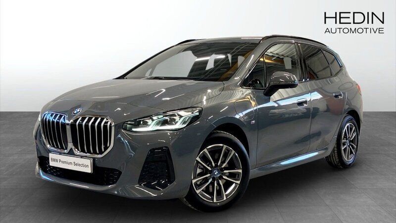 Grå (grey) Begagnad 2024 BMW 230e Active Tourer M Sport Minibuss | 478 700 kr (Marknadspris) - Bild 1/4