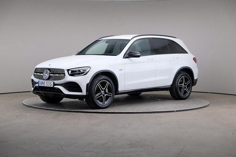 Vit Begagnad 2021 Mercedes GLC300e AMG line SUV | 415 000 kr (Marknadspris) - Bild 1/4