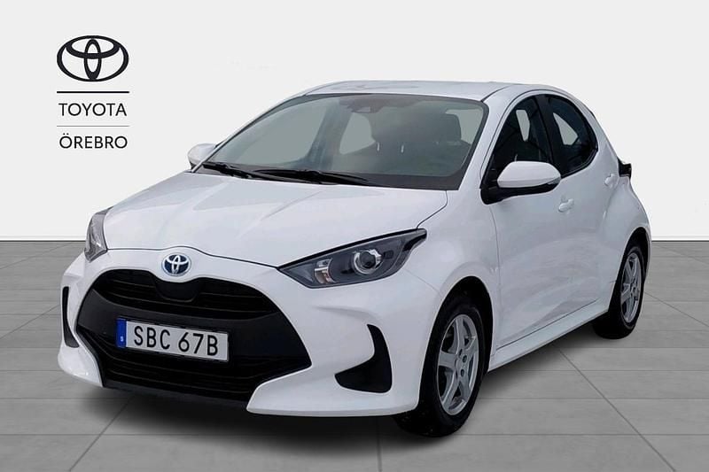 Begagnad Toyota Yaris 2023 Vit Halvkombi