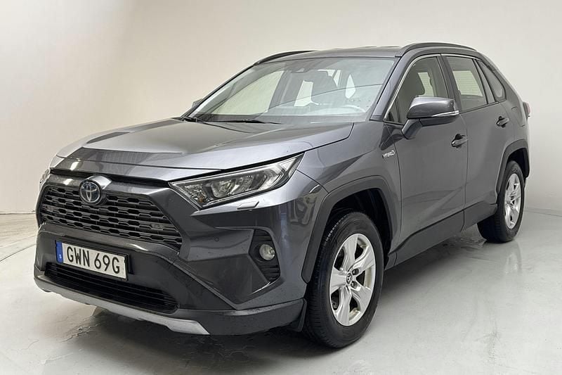 Mörkgrå Begagnad 2019 Toyota RAV4 Active SUV | 266 000 kr - Bild 1/4