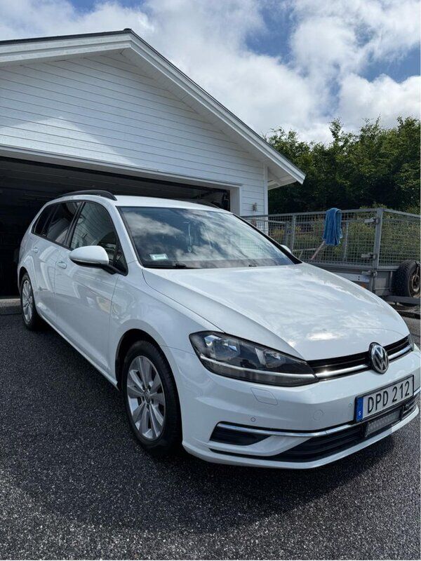 Vit Begagnad 2018 VW Golf VII Kombi | 148 000 kr (Marknadspris) - Bild 1/4