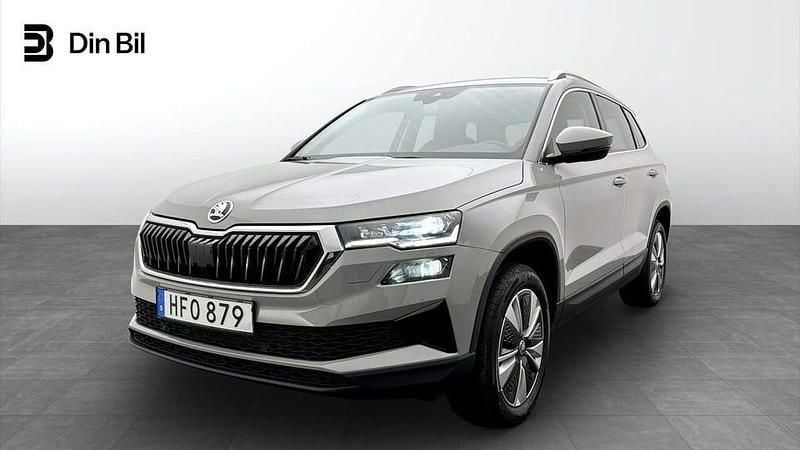 Grå Begagnad 2023 Skoda Karoq Style SUV | 319 900 kr (Marknadspris) - Bild 1/4