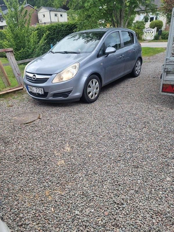 Grå Begagnad 2008 Opel Corsa Halvkombi | 21 000 kr (Marknadspris) - Bild 1/4
