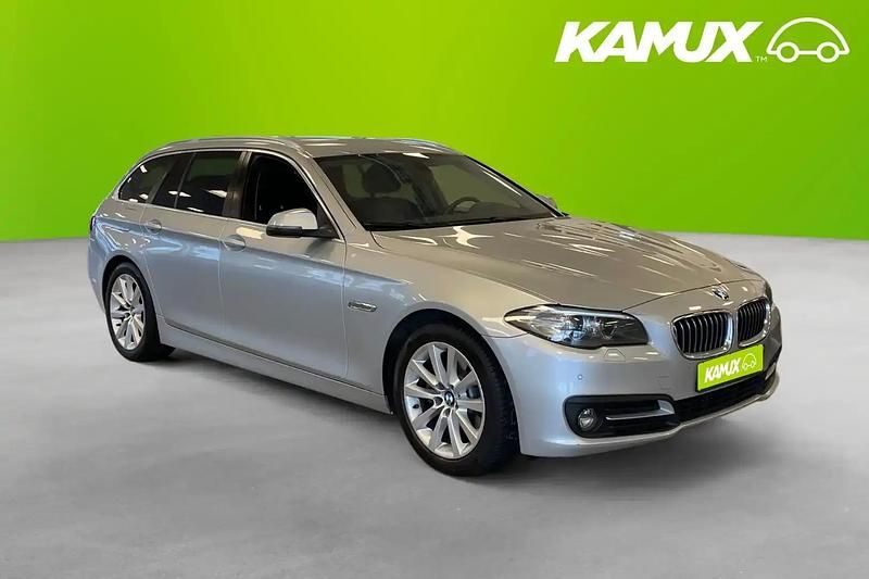 Silver/grå Begagnad 2016 BMW 520 Kombi | 164 800 kr (Marknadspris) - Bild 1/4