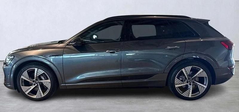 Grå Begagnad 2024 Audi Q8 e-tron S-Line SUV | 639 000 kr (Superpris) - Bild 1/3