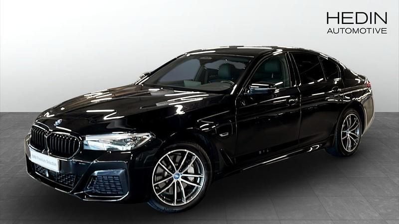 Svart (black) Begagnad 2023 BMW 530e M Sport Sedan | 418 700 kr (Bra pris) - Bild 1/4