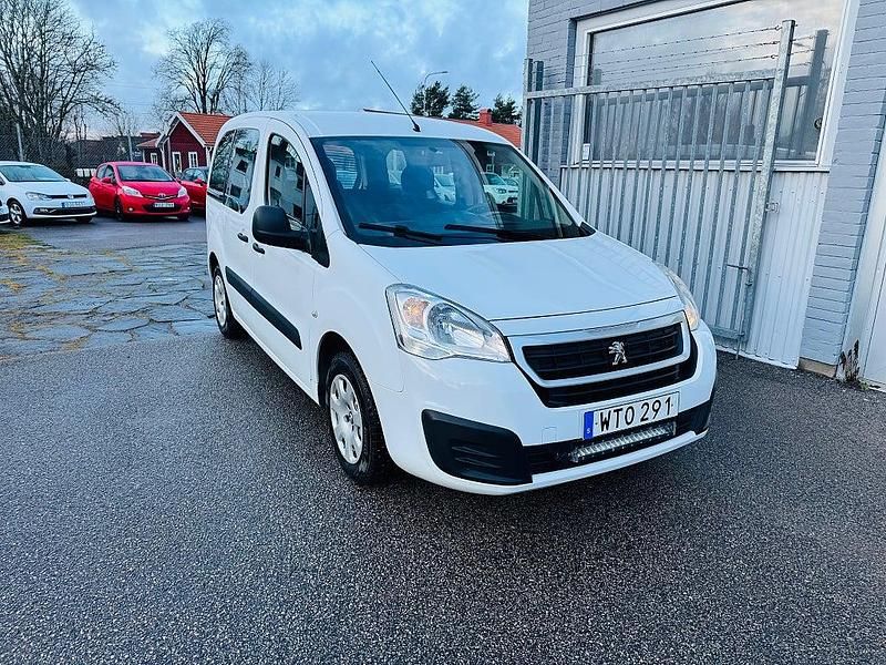 Vit Begagnad 2018 Peugeot Partner Tepee Minibuss | 119 900 kr (Marknadspris) - Bild 1/4
