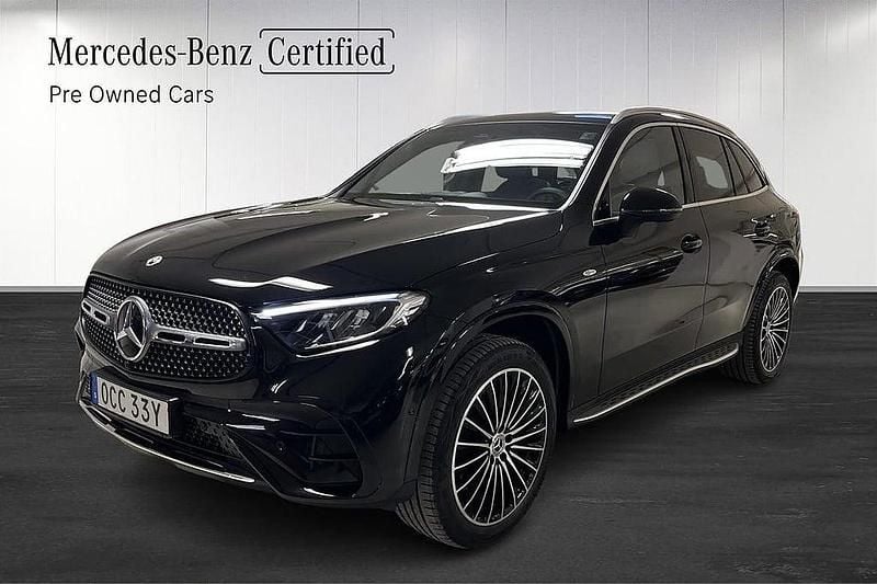 Svart Begagnad 2025 Mercedes GLC300e SUV | 699 900 kr (Bra pris) - Bild 1/4