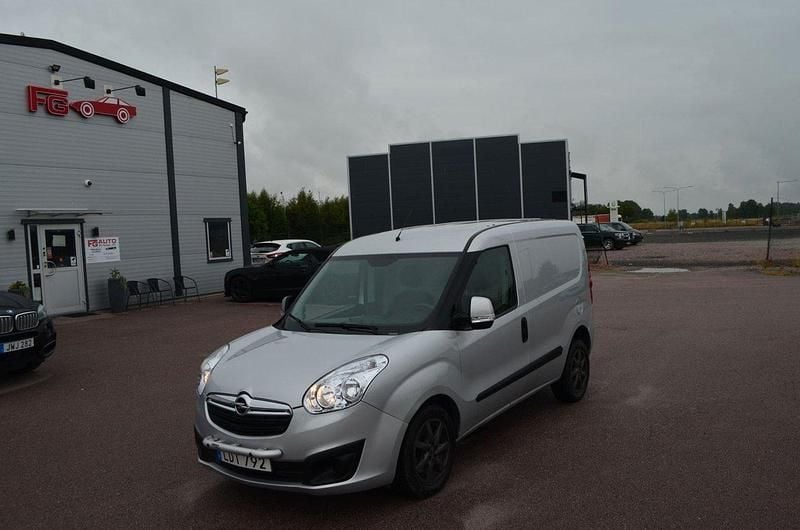 Silver Begagnad 2012 Opel Combo Minibuss | 49 900 kr (Marknadspris) - Bild 1/4