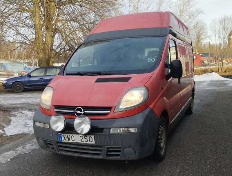 Röd Begagnad 2006 Opel Vivaro Van | 44 000 kr - Bild 1/4