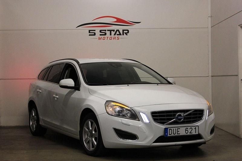 Vit Begagnad 2011 Volvo V60 Momentum Kombi | 74 900 kr (Marknadspris) - Bild 1/4