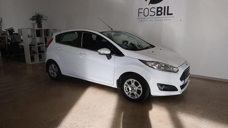 Vit Begagnad 2014 Ford Fiesta Titanium Halvkombi | 69 900 kr (Bra pris) - Bild 1/3