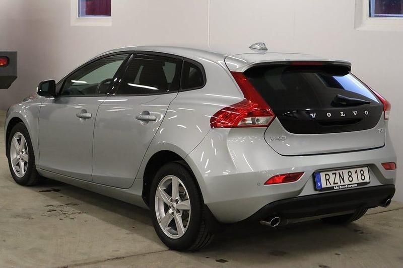 Begagnad Volvo V40 152 HK (111 kW) 2017 Silver Halvkombi