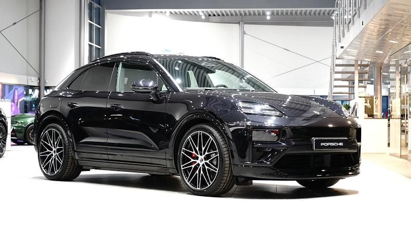 Svart Ny 2025 Porsche Macan Turbo SUV | 1 297 600 kr (Marknadspris) - Bild 1/4