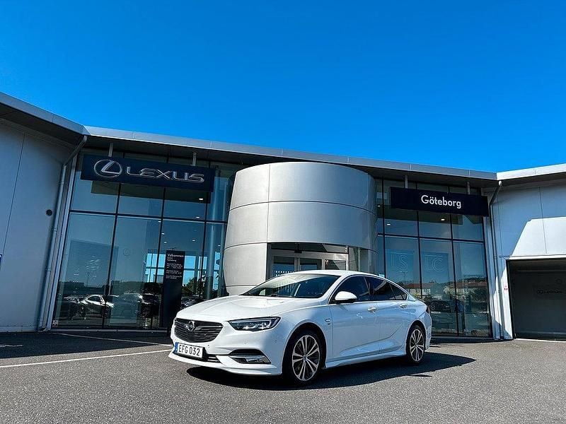 Vit Begagnad 2017 Opel Insignia Business Halvkombi | 205 000 kr (Lite dyr) - Bild 1/4