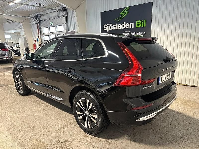 Begagnad Volvo XC60 Core 350 HK (257 kW) 2023 Svart SUV