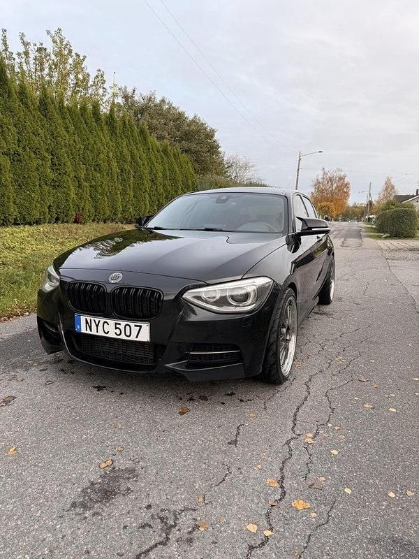 Svart Begagnad 2014 BMW M135 M Sport Halvkombi | 210 000 kr (Marknadspris) - Bild 1/4