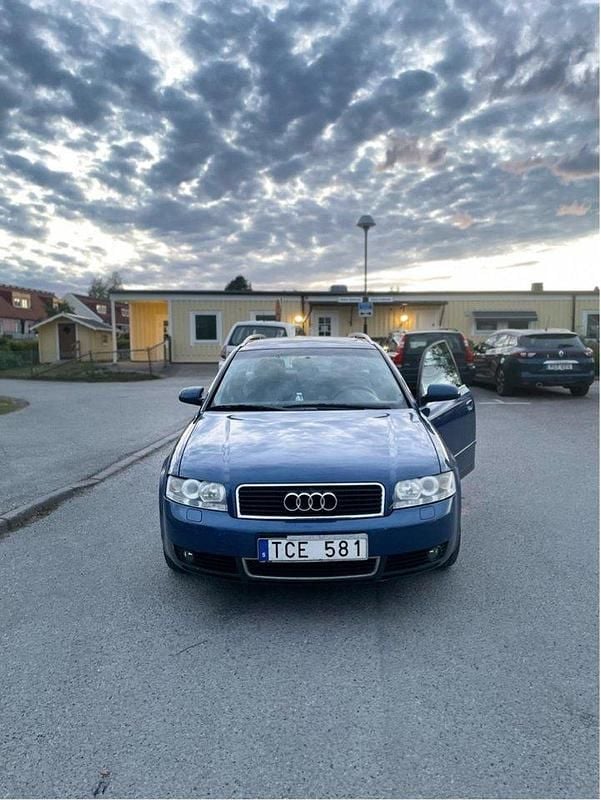 Blå Begagnad 2002 Audi A4 Kombi | 44 999 kr (Marknadspris) - Bild 1/4