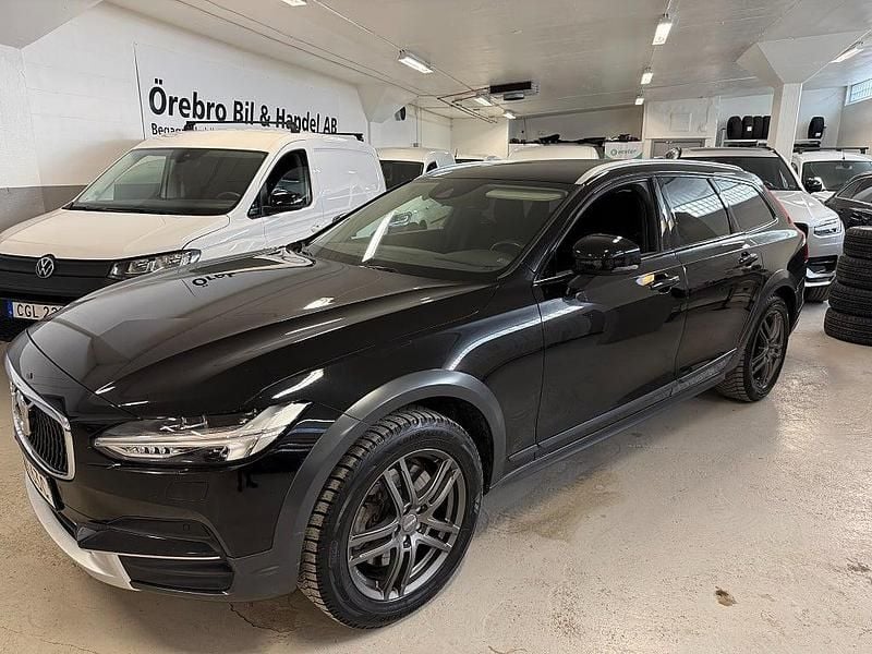 Begagnad Volvo V90 CC Momentum 190 HK (139 kW) 2019 Svartmetallic Kombi