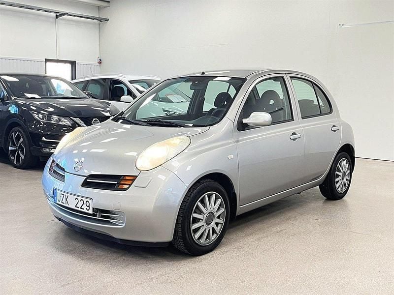 Silver (silvermetallic) Begagnad 2004 Nissan Micra Acenta Halvkombi | 29 900 kr (Marknadspris) - Bild 1/4