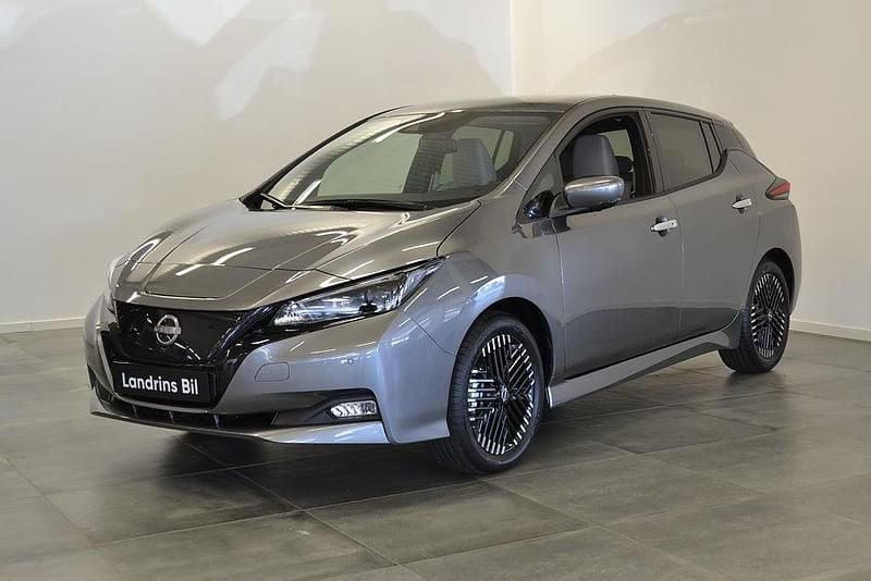 Grå Begagnad 2023 Nissan Leaf N-Connecta Halvkombi | 219 000 kr (Lite dyr) - Bild 1/4