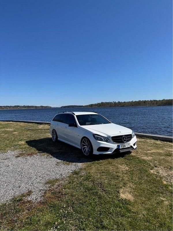 Vit Begagnad 2016 Mercedes E220 AMG Kombi | 170 000 kr (Marknadspris) - Bild 1/4