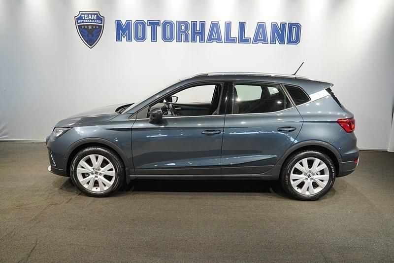 Grå Begagnad 2022 Seat Arona SUV | 194 900 kr (Marknadspris) - Bild 1/4