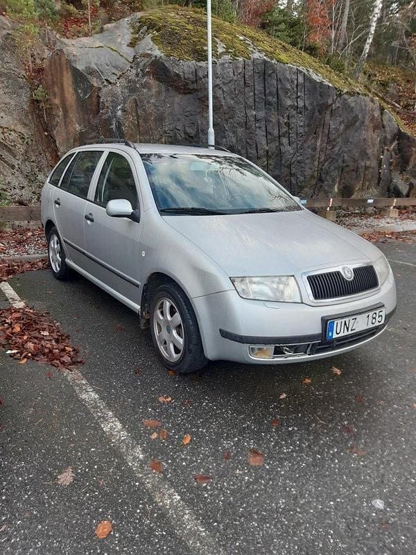 Silver Begagnad 2004 Skoda Fabia Kombi | 14 000 kr (Superpris) - Bild 1/4